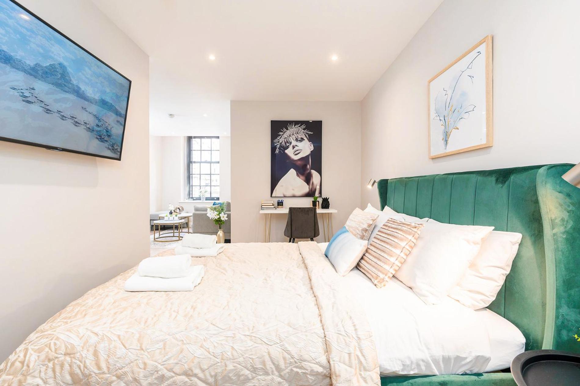 Exceptional & Gorgeous Interior & King Size Bed * Leeds (West Yorkshire)