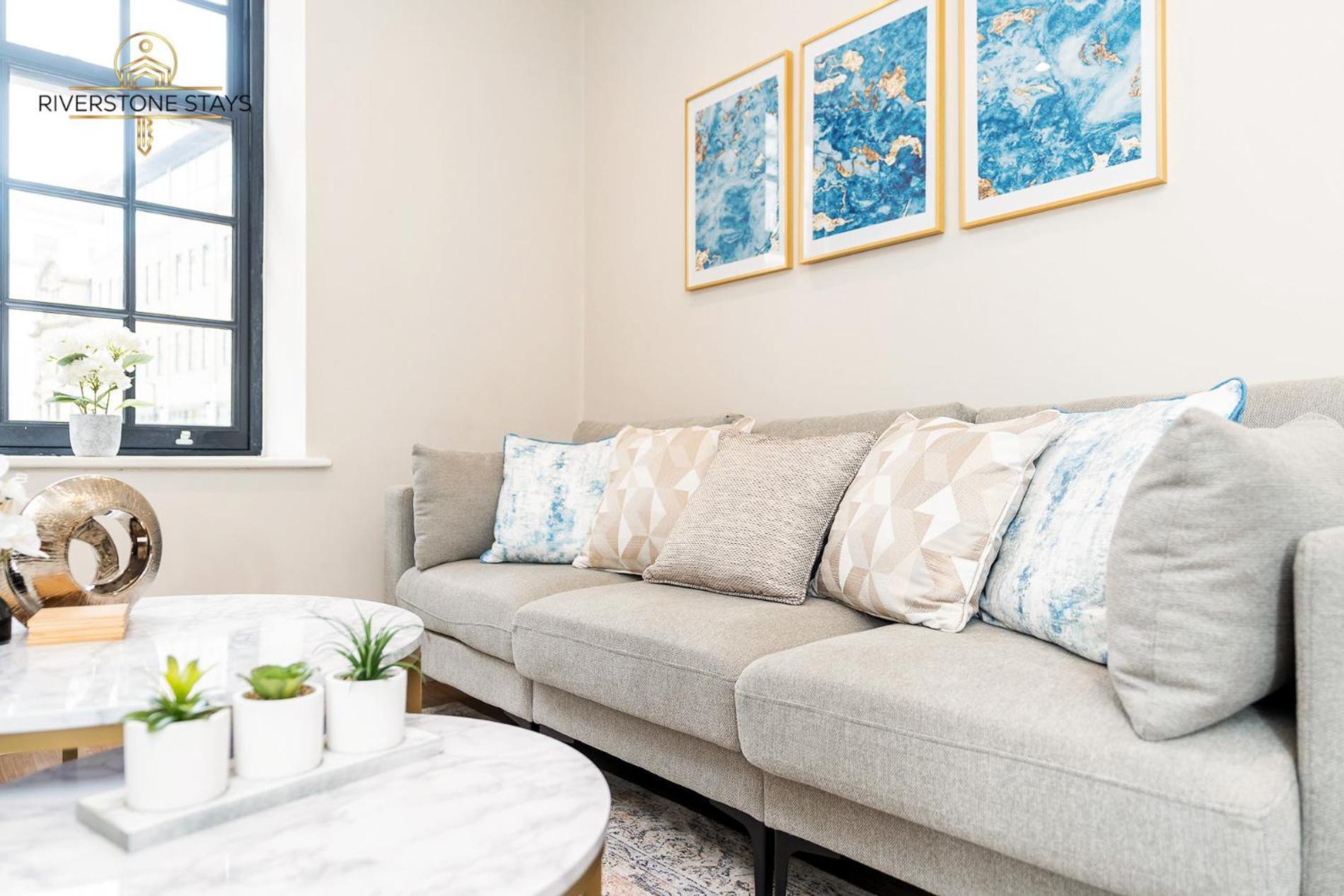 Exceptional & Gorgeous Interior & King Size Bed *